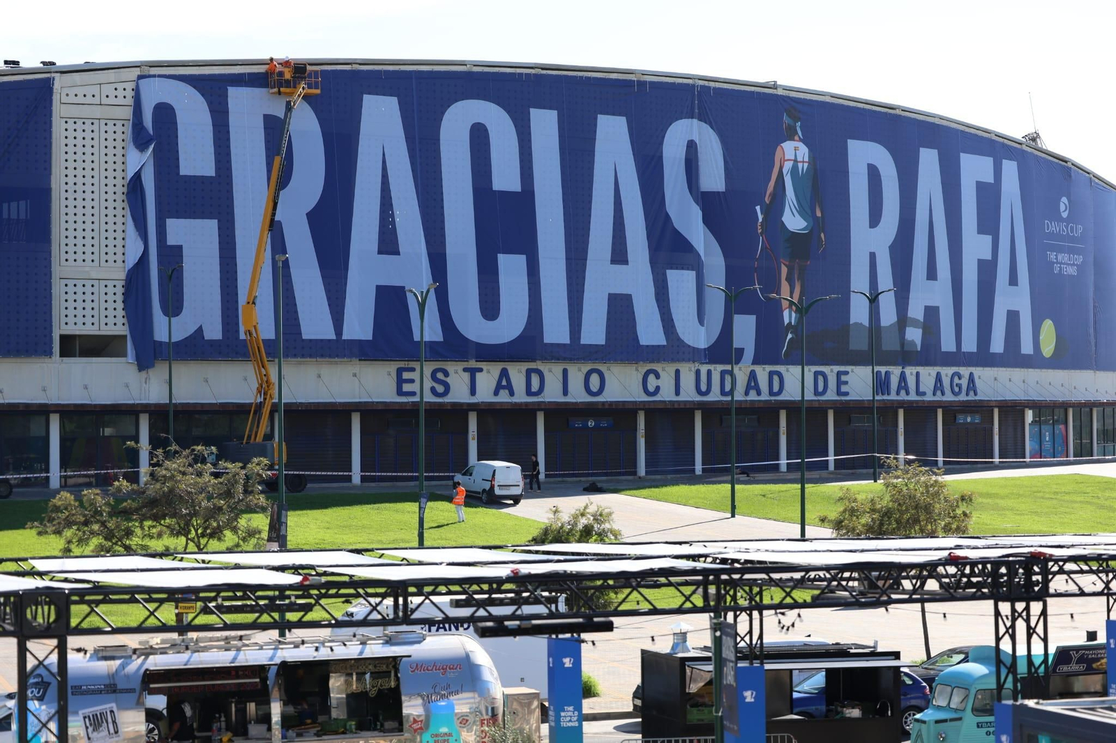 La pancarta de despedida de Rafa Nadal en el Ciudad de Málaga, en imágenes