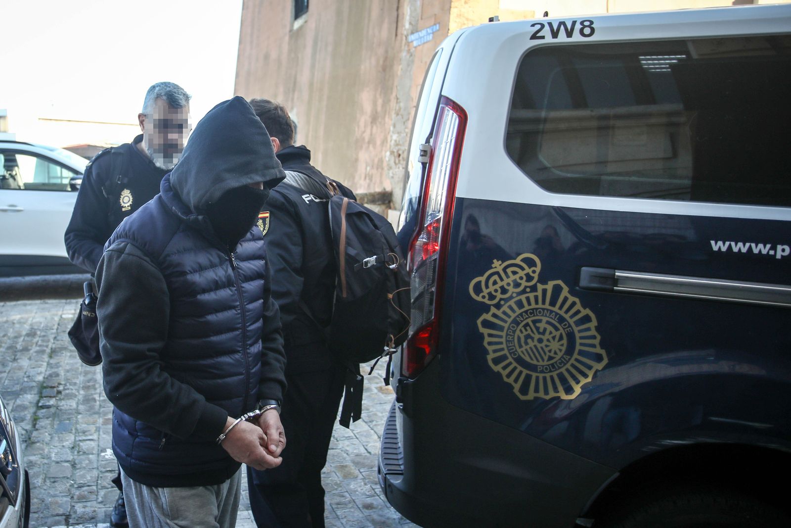 El acusado a su salida del furgón policial, procedente de prisión.