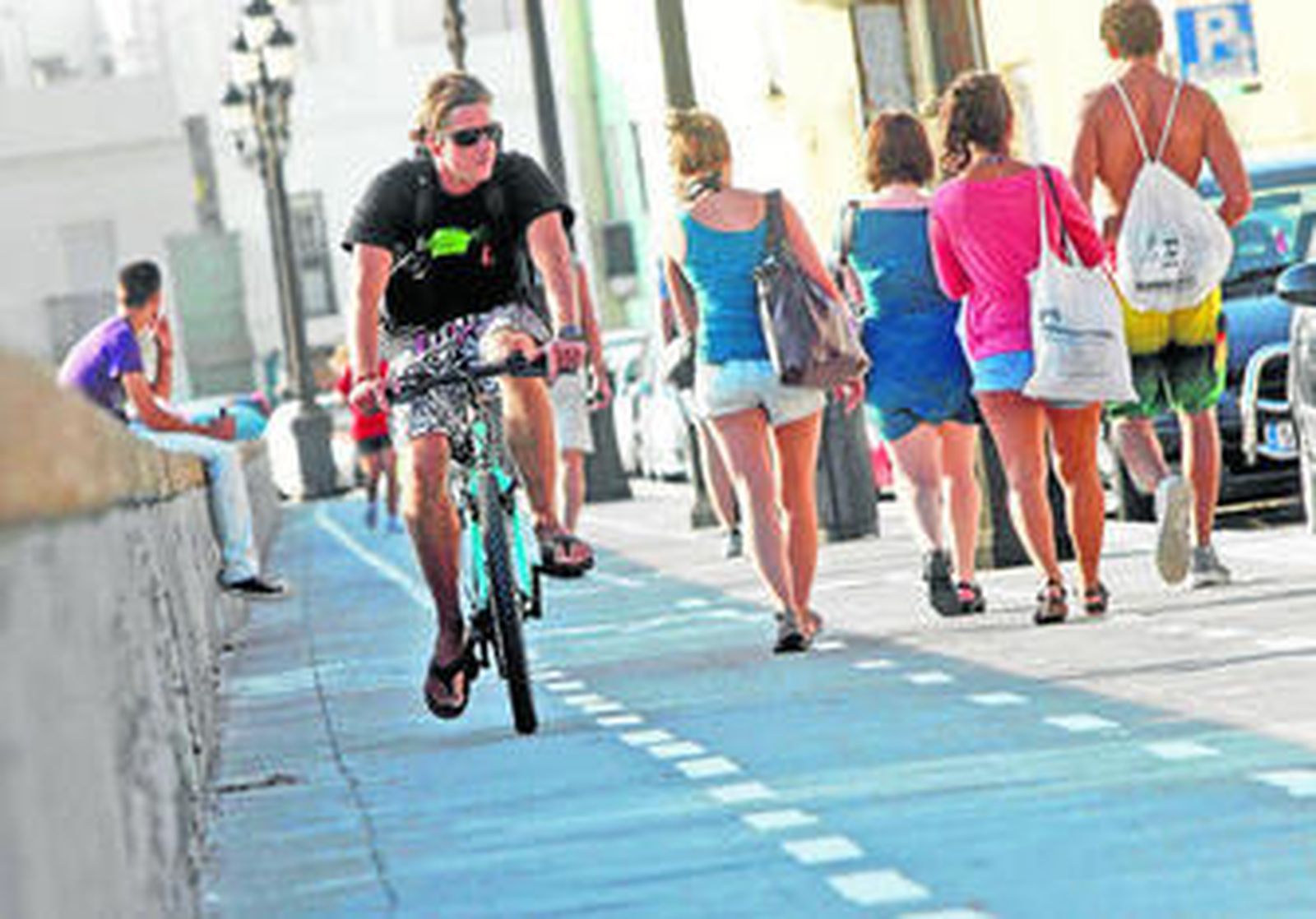 En algunos tramos del Campo del Sur resulta complicado el tránsito simultáneo de viandantes y ciclistas.