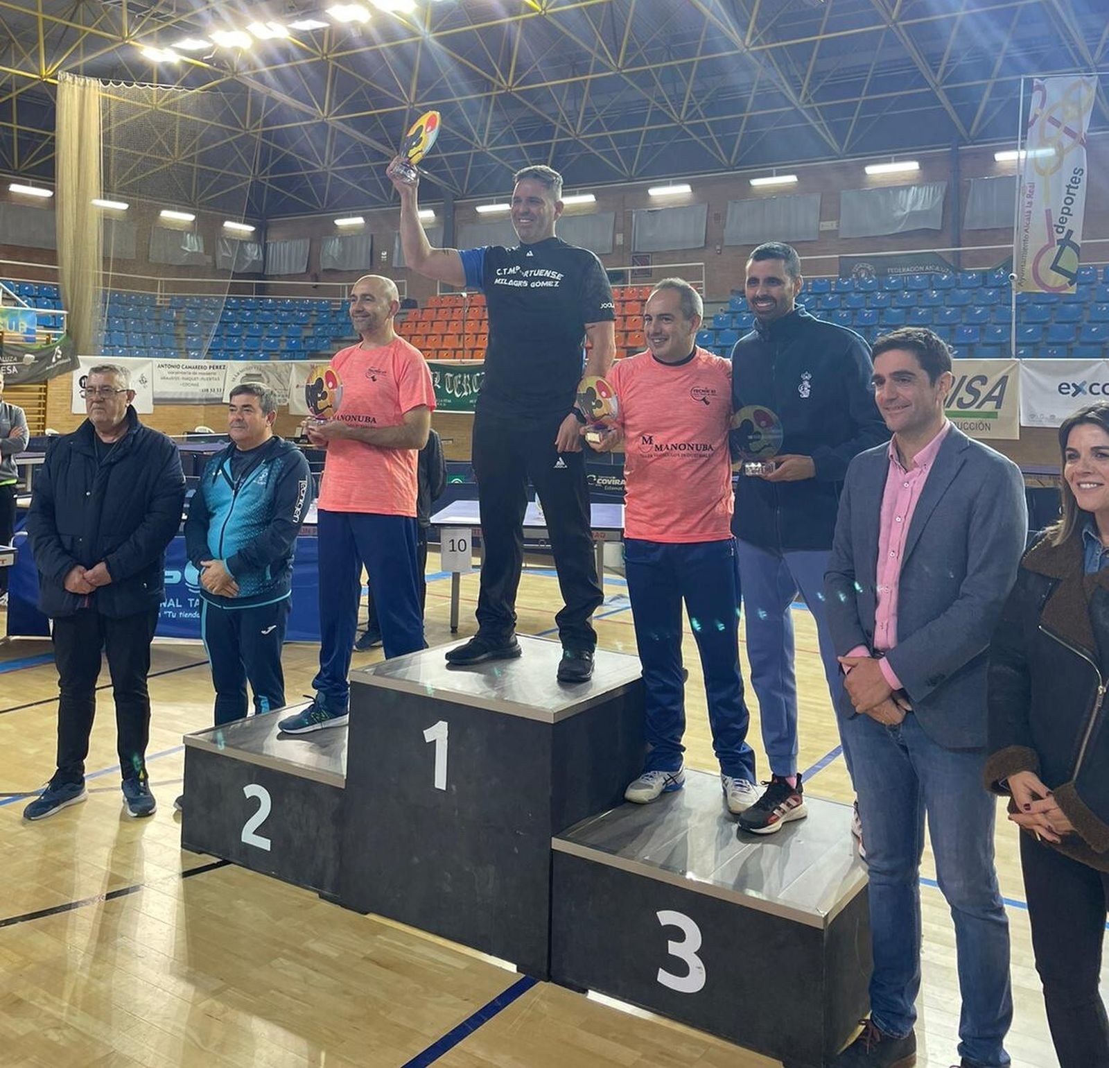 Moisés Mulero Gómez, del Club Tenis de Mesa Portuense, en el podio.