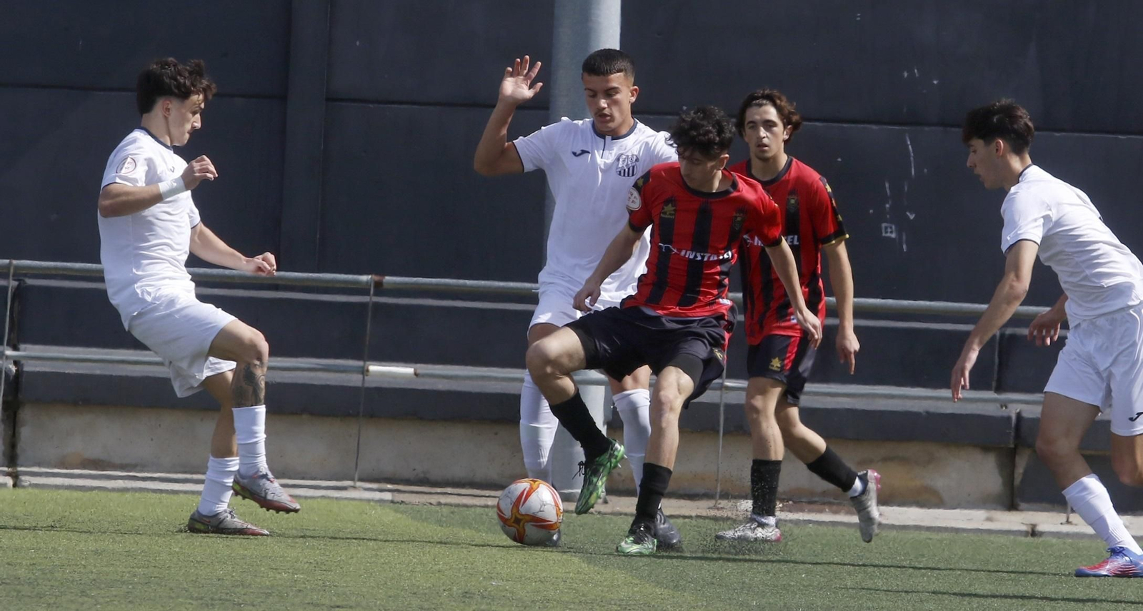 Davilillo es presionado por varios jugadores del Calavera.