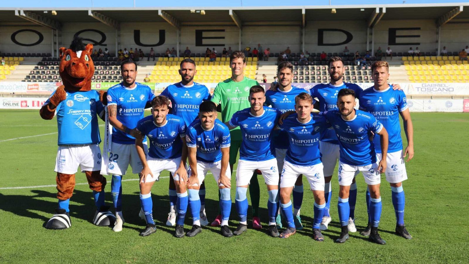 Formación inicial con tres cambios con respecto al partido contra el Yeclano.