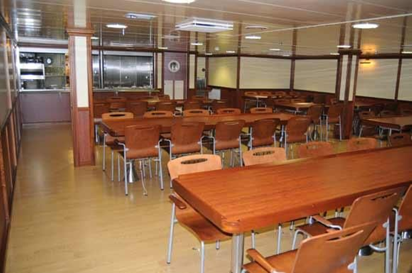 El 'Juan Carlos I', el mayor barco de guerra de la historia de la Armada Española, ya está atracado en la Base de Rota

Foto: Javier Gonzalez