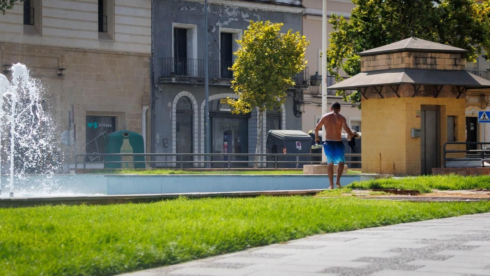 Un joven se refresca en la fuente de la plaza del Mamelón de Jerez en plena ola de calor por temperaturas máximas cercanas a los 40º