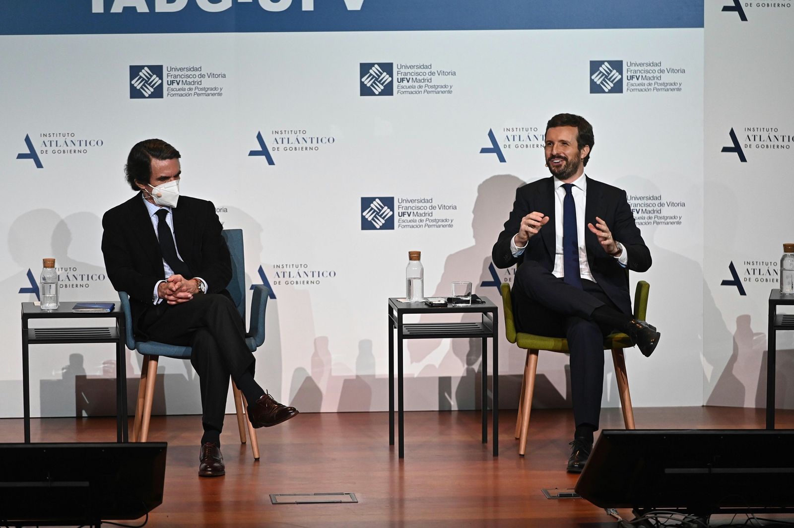 josé María Aznar conversando con Pablo Casado en un coloquio organizado por la Universidad Francisco de Vitoria este martes en Madrid.