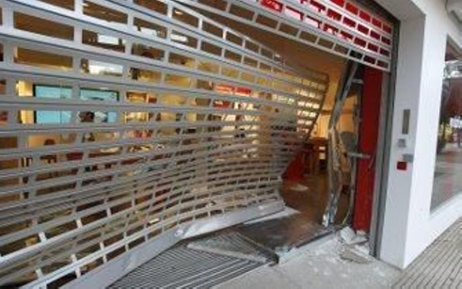 Saquean el almacén de la central de Vodafone tras estrellar un coche robado contra la tienda