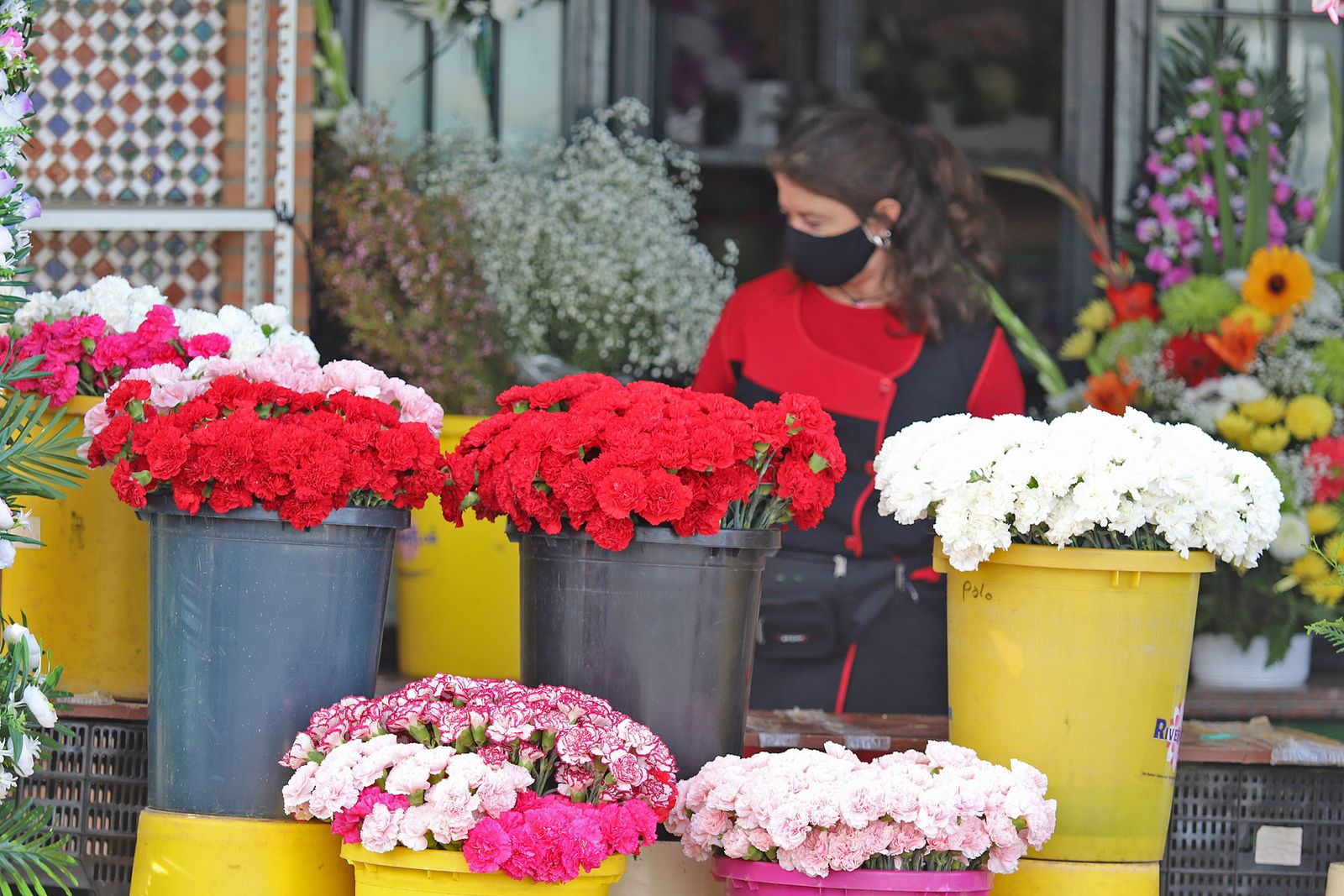 Imágenes de los preparativos en el cementerio de Huelva con motivo de la festividad de Todos los Santos