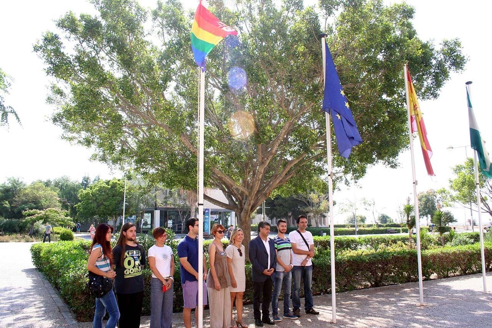 Miembros de Almería con Orgullo junto con representantes de la Universidad de Almería.