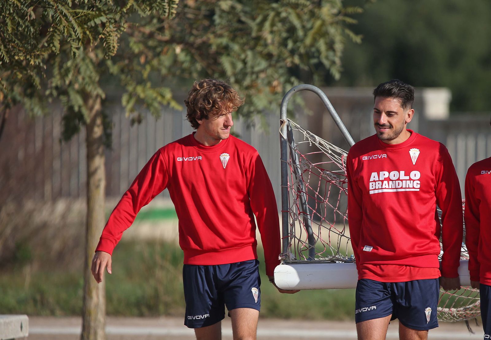 Rodrigo Sanz (i.) habla con Borja.