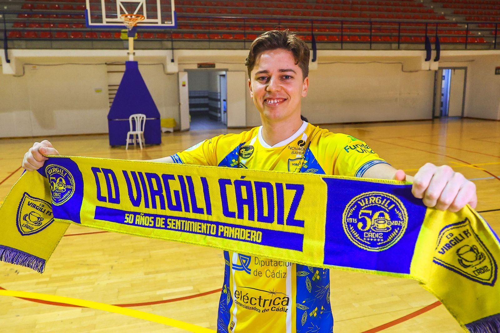 Flethes posa con la bufanda del equipo 'panadero' en el Ciudad de Cádiz.