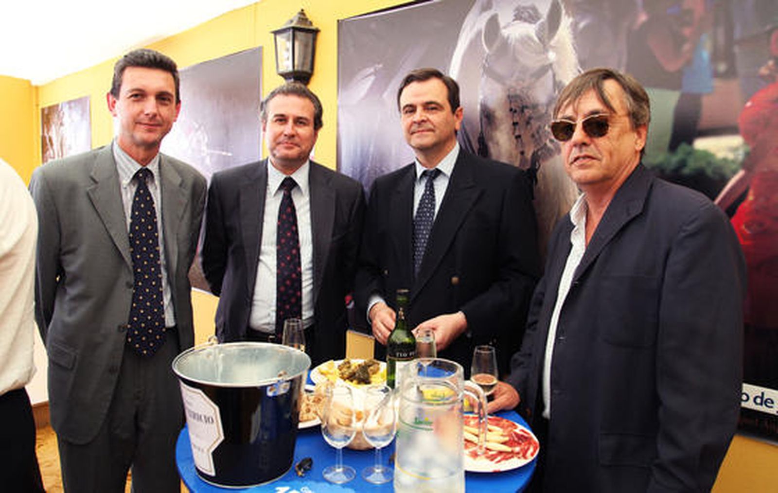 El gerente de este medio, Miguel Berraquero, acompañado por Enrique Marín y Juan Antonio Perteguer, del centro Saint Thomas School y José Agüera, de la delegación de Urbanismo.

Foto: Vanesa Lobo