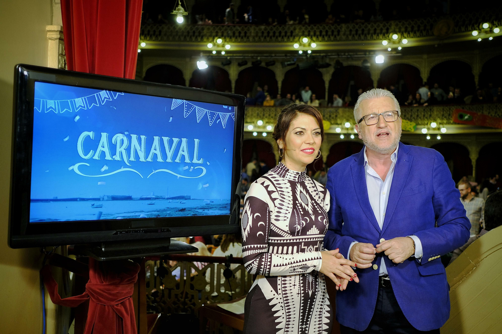 Soco López y Manolo Casal presentando la sesión de anoche en el palco de Canal Sur.