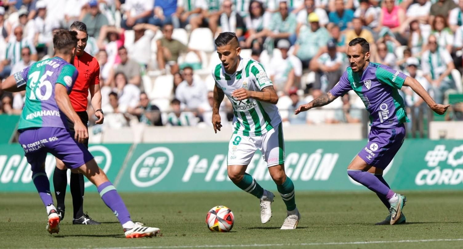 Kuki Zalazar conduce el balón ante Genaro y Manu Molina en el último Córdoba CF - Málaga CF. Kuki Zalazar conduce el balón ante Genaro y Manu Molina en el último Córdoba CF - Málaga CF.