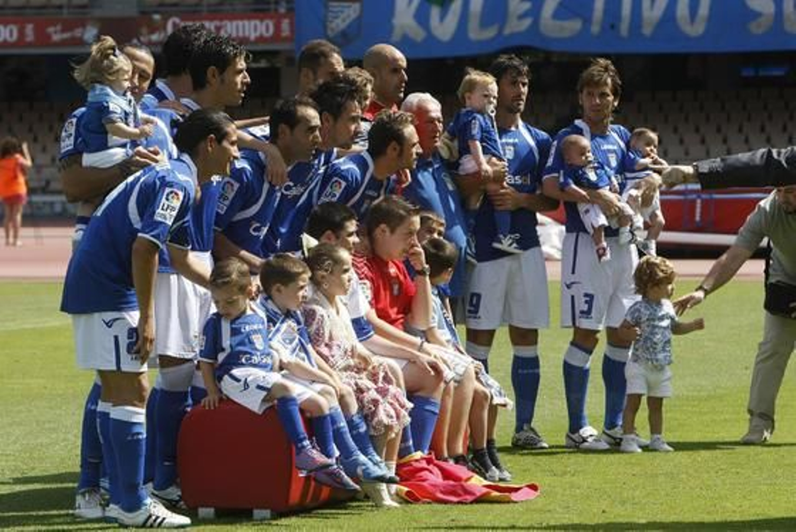 La ‘cantera del xerecismo’ arropó al equipo nada más salir al campo pues una multitud de ‘peques’ se hicieron la clásica foto con sus ídolos.

Foto: Juan Carlos Toro