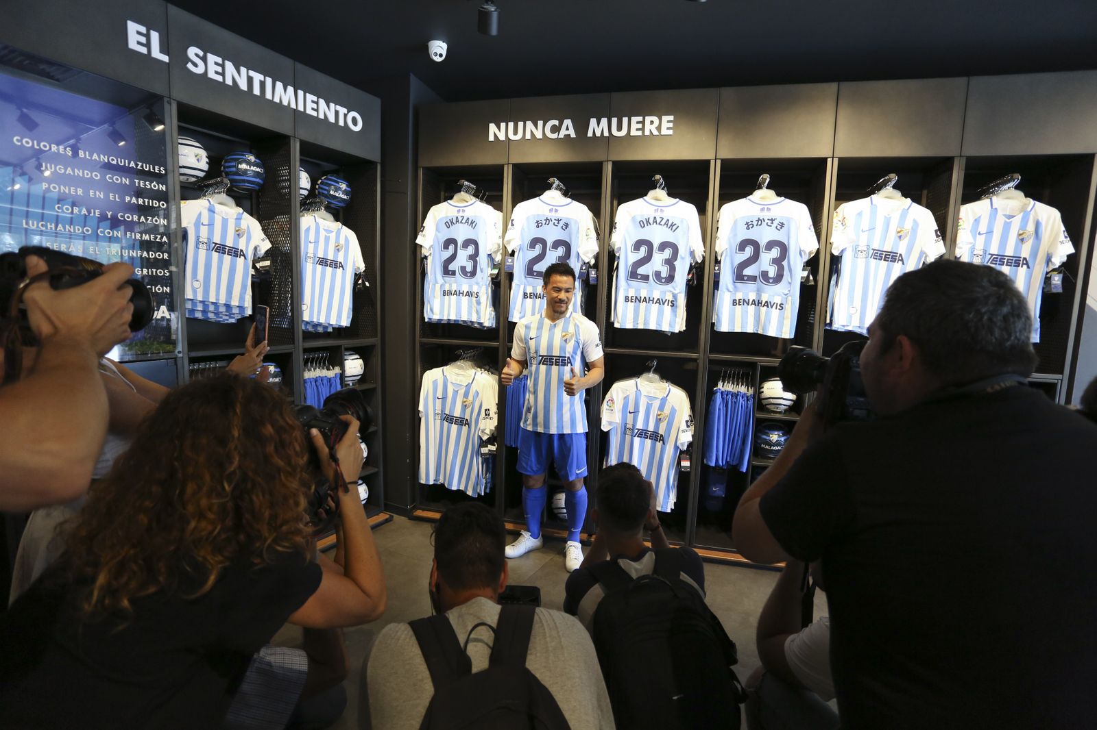 Las fotos de la presentación de Okazaki con el Málaga CF