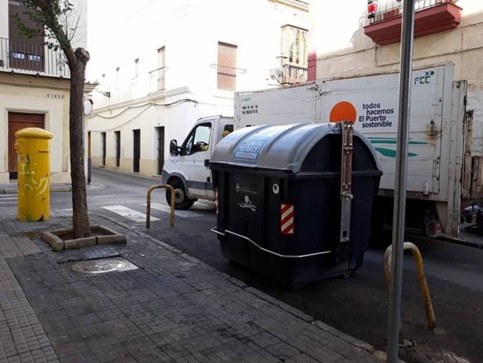 Muchos contenedores del centro de la ciudad se han cambiado por otros más grandes de carga lateral.