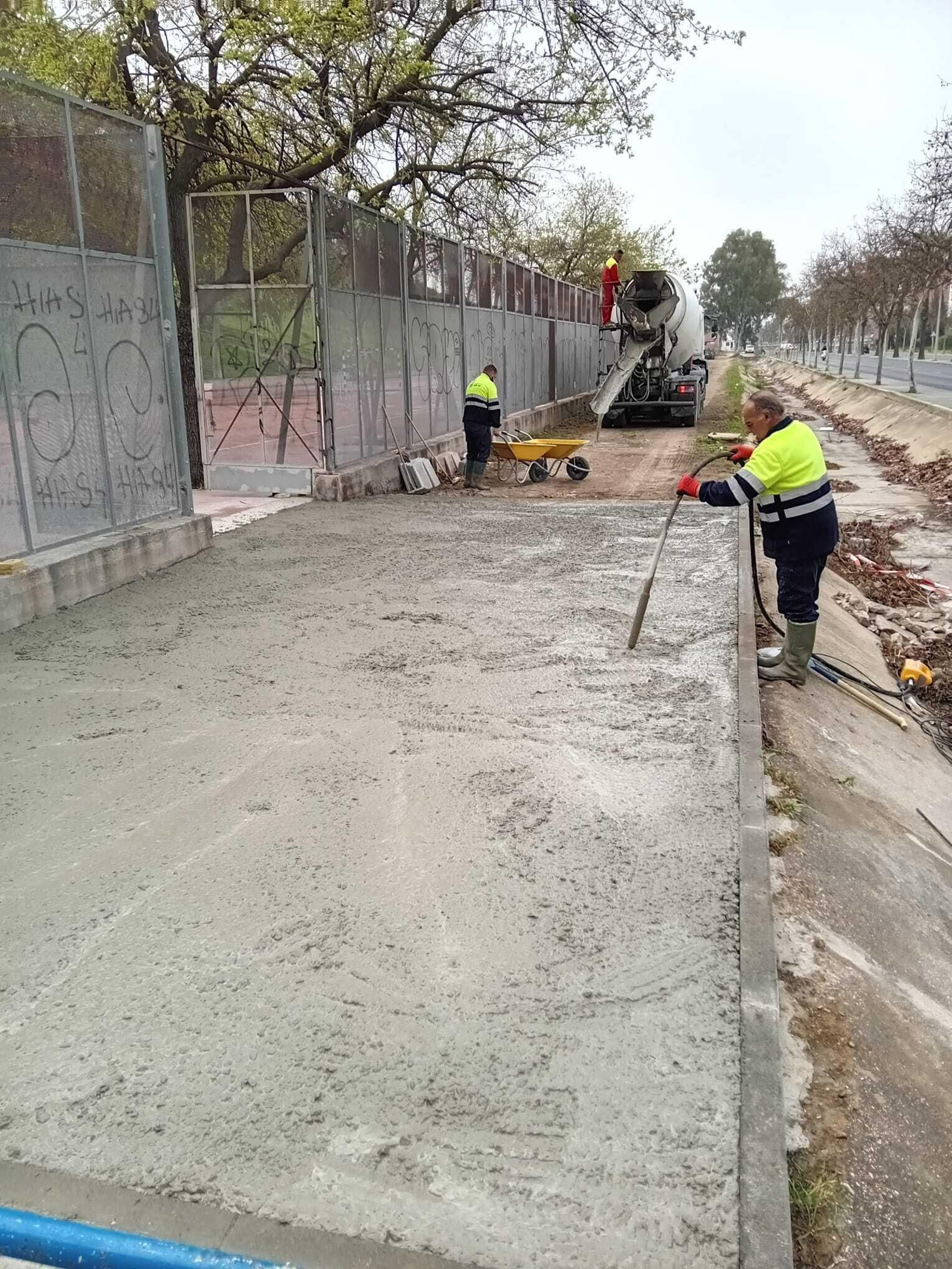Operarios trabajando en las obras de la carretera gibraleon.