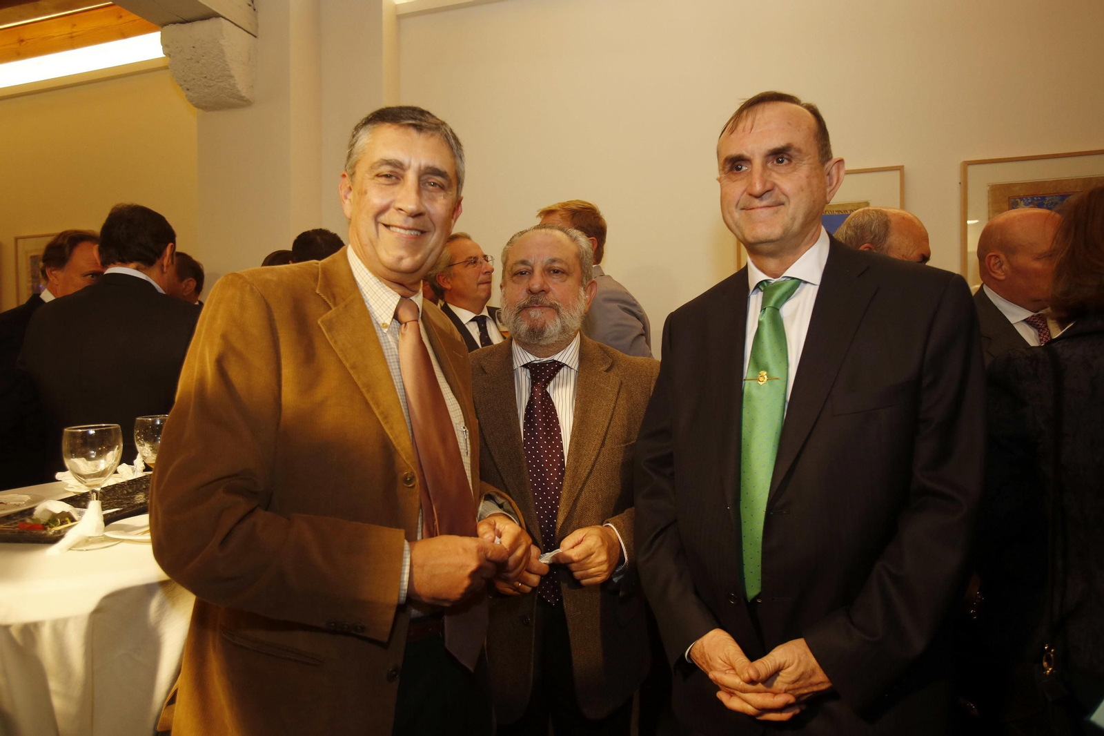 Manuel Salguero con Luis Rodríguez y el comisario provincial Antonio Ramírez, en el ágape que siguió a la conferencia del almirante jefe de la Flota.