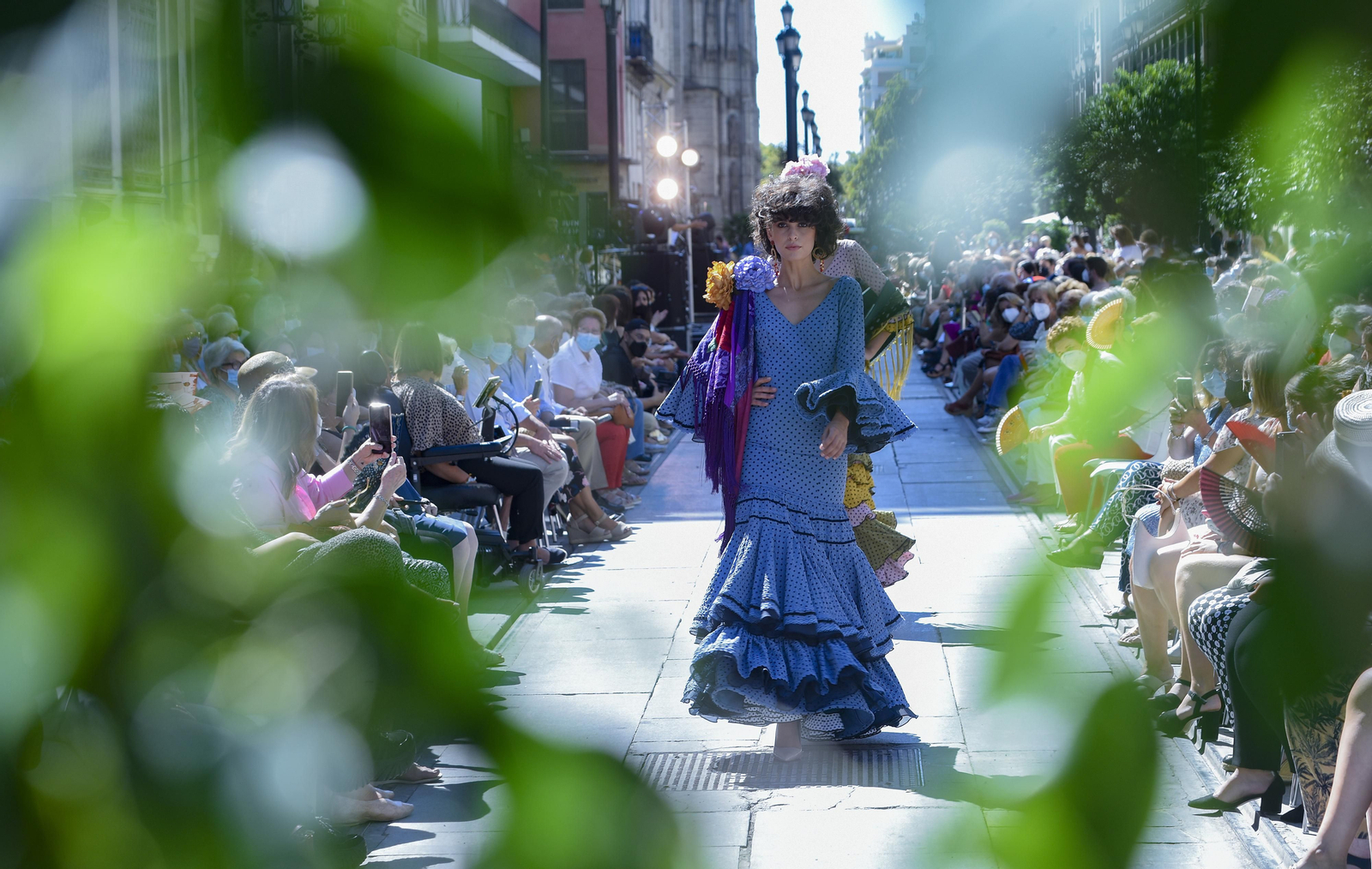 El desfile de moda flamenca de la Avenida de la Constitución, en imágenes