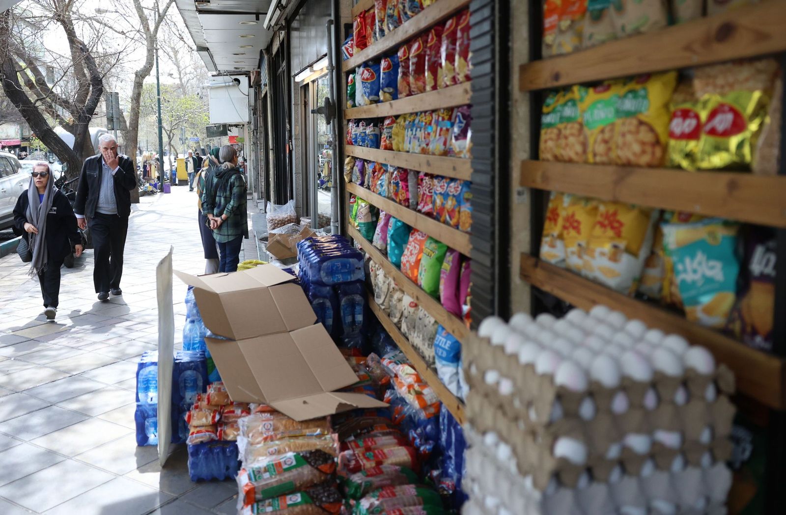 La vida sigue entre los habitantes de Teherán: compras, trabajos, pasear al perro...