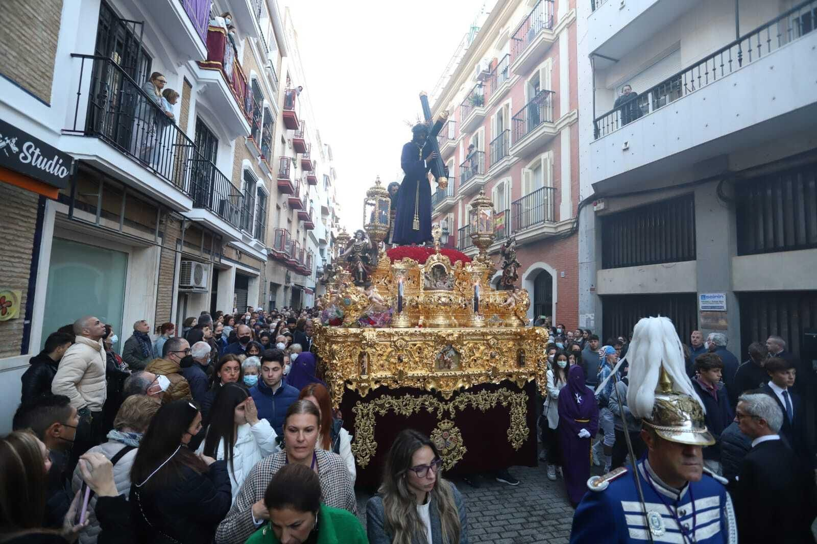 Imágenes del Nazareno recorriendo las calles de Huelva en la Semana Santa 2022.