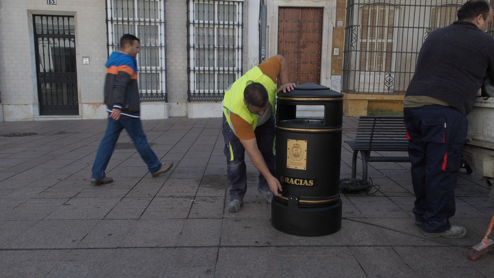 Trabajos para colocar las nuevas papeleras en la calle Real, esta mañana.