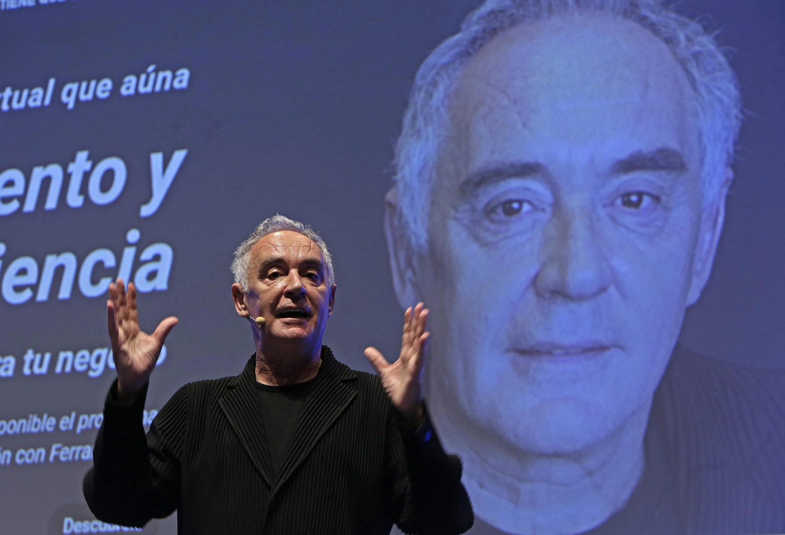 Ferran Adrià en el auditorio de Caixafórum Sevilla.