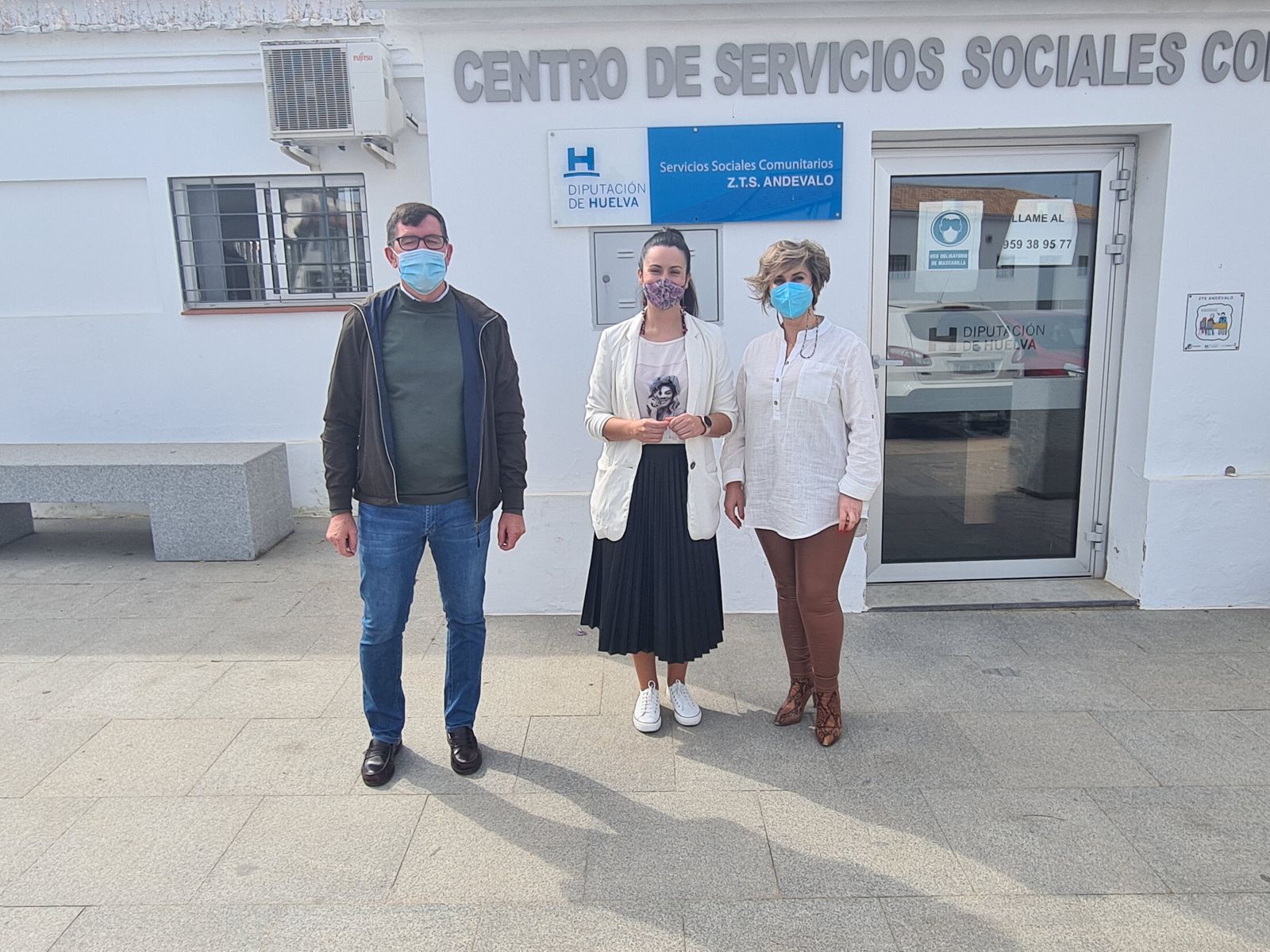 Bella Canales visita el centro de servicios sociales de Puebla de Guzmán.