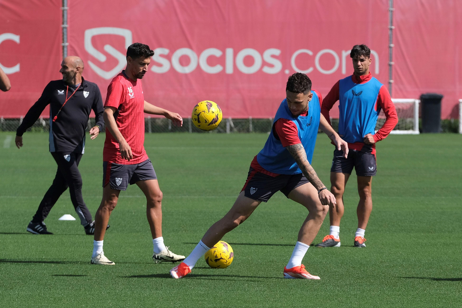 Jesús Navas y Óliver Torres observan a Ocampos en la sesión previa.