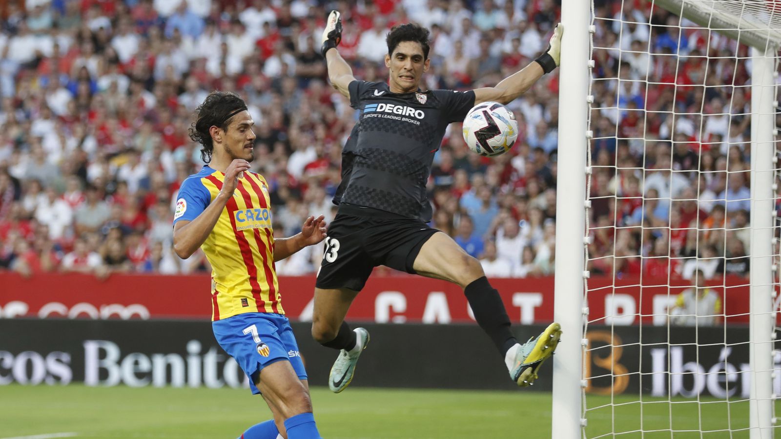 Bono tapa su palo ante Cavani en un lance del partido.