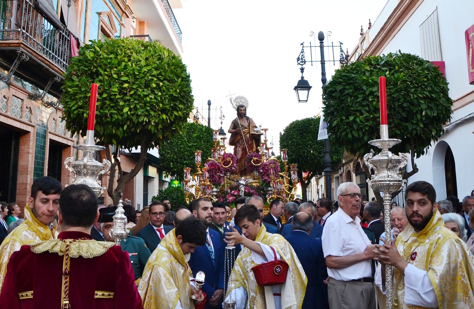 La imagen de San Juan Bautista en procesión por las calles de la localidad.