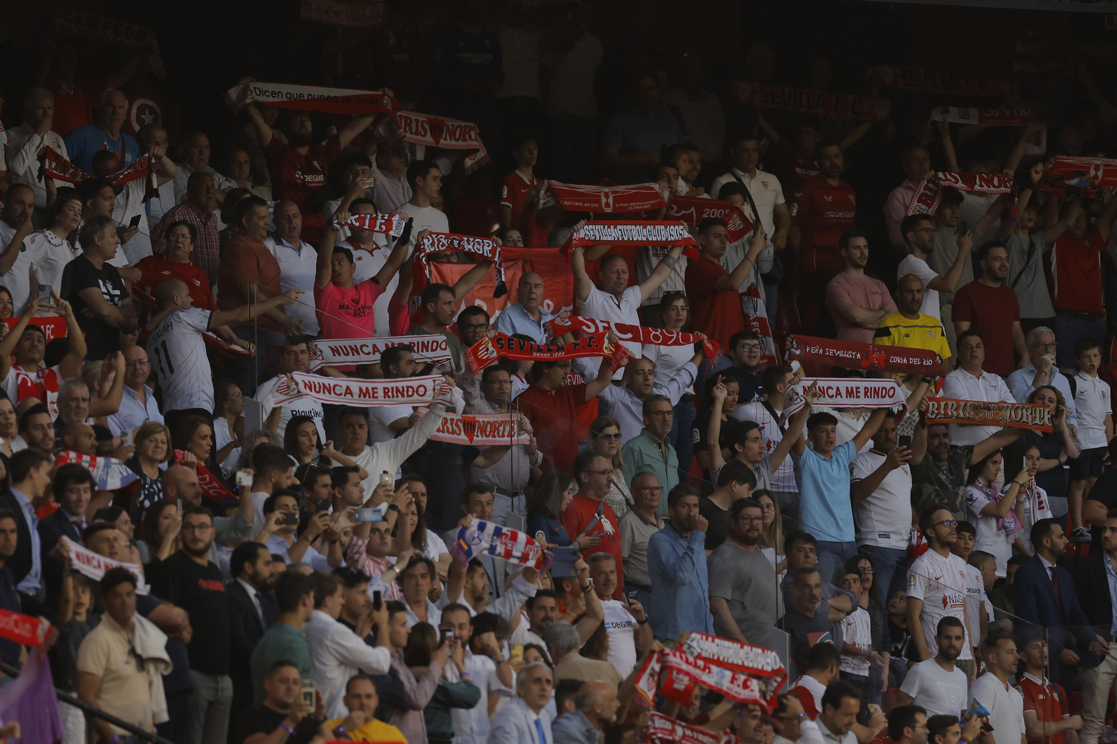 Búscate en las fotos del Sevilla -Villarreal