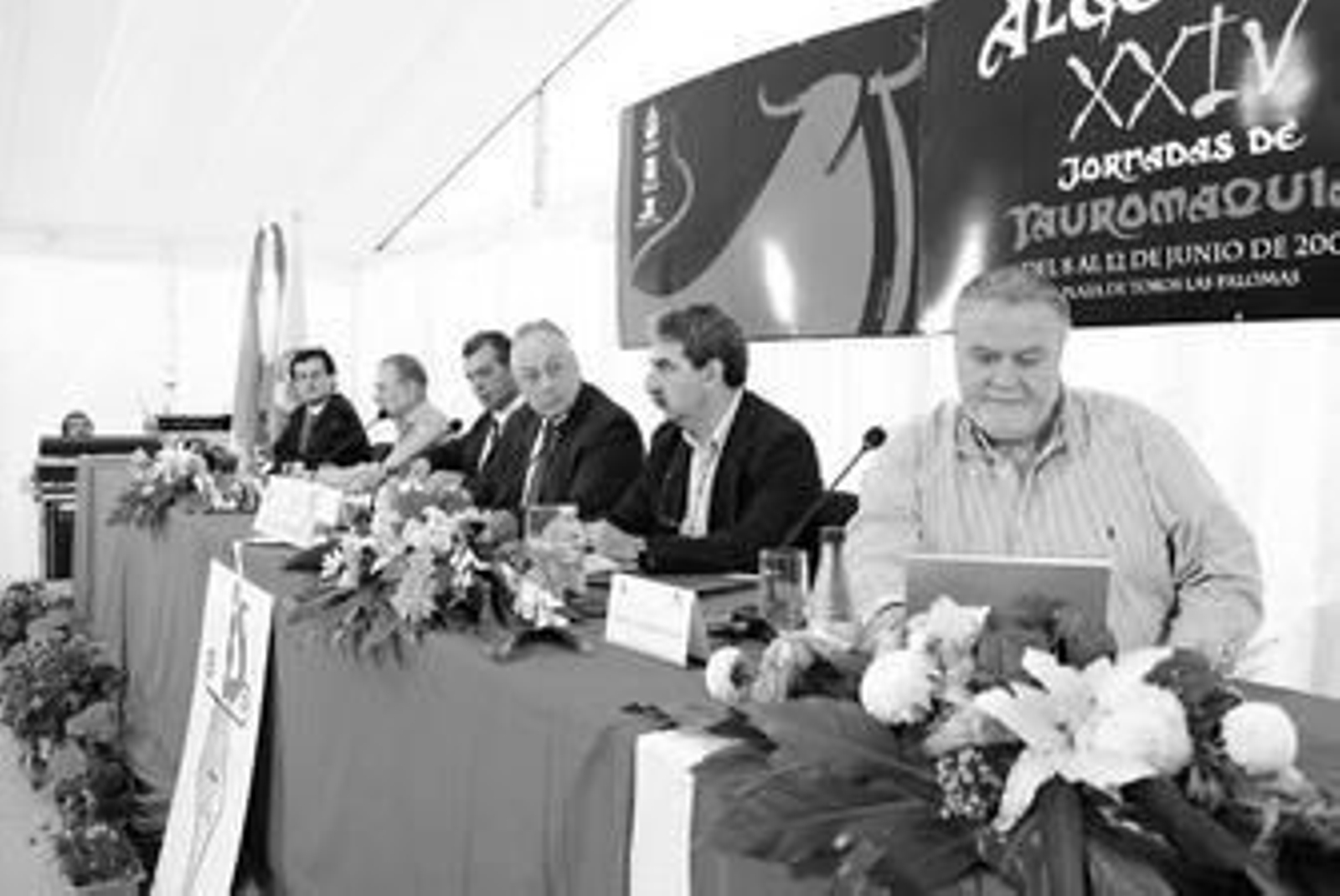 Los ponentes de la mesa redonda atentos a las explicaciones del profesor Juan Carlos Illera, izquierda.