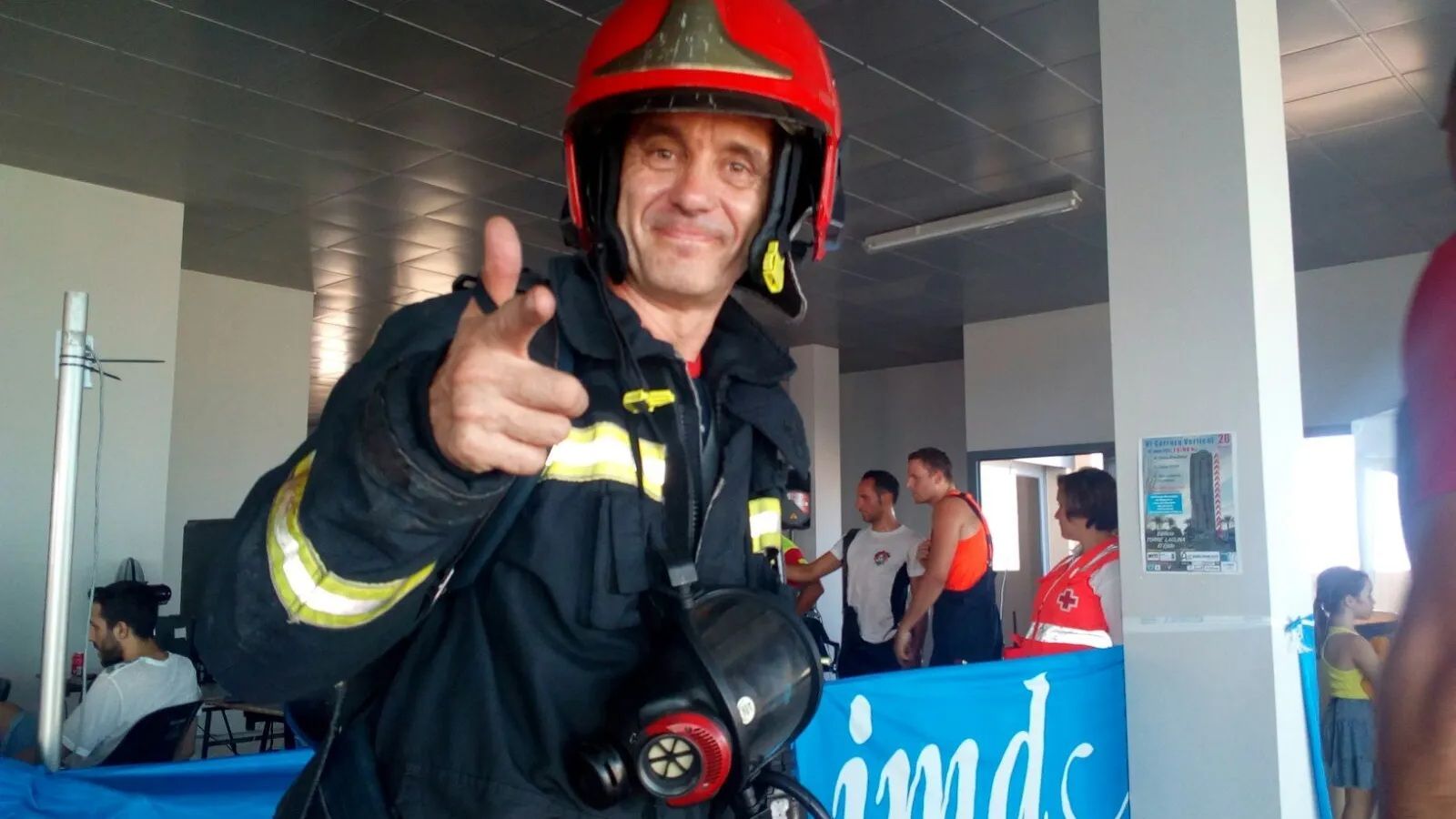 Pedro Vera, vestido con el uniforme de bombero, antes de participar en una prueba deportiva.