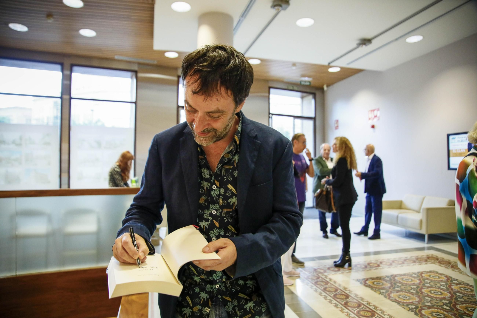 Carmen Mola presenta su libro "El clan" en la Casa de las mariposas de Almería, en imágenes