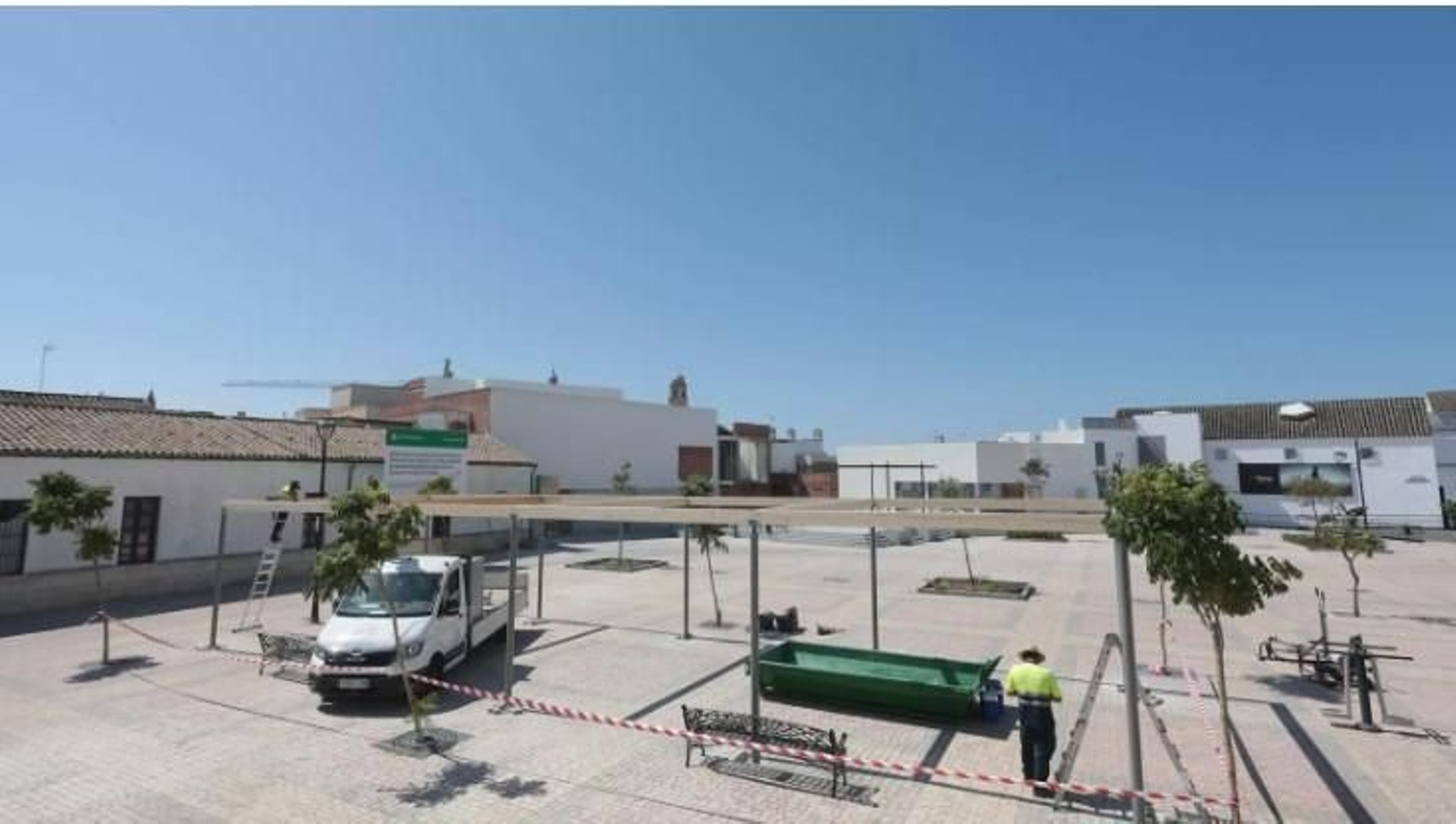 Obras de instalación de la nueva pérgola en la plaza Belén de Jerez.