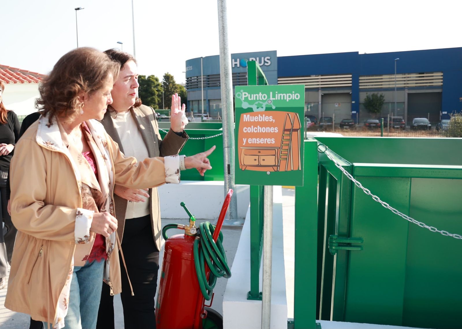 Catalina García señala el cartel de punto limpio.