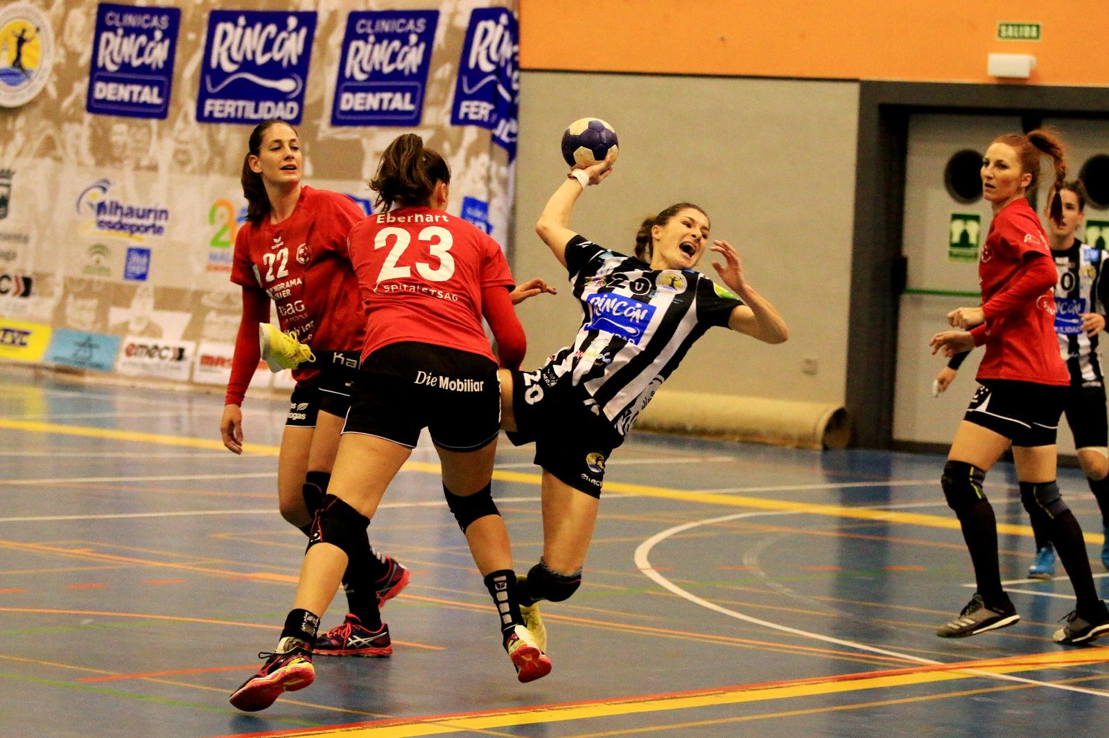 Espe López lanza a portería.