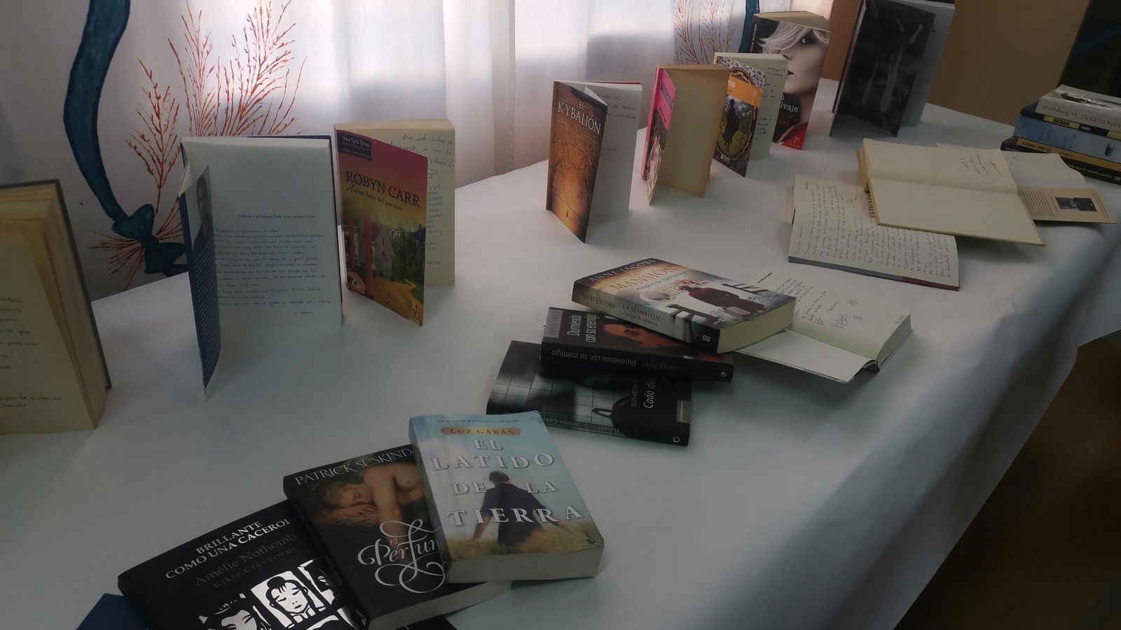 Parte de los libros recibidos en la prisión.