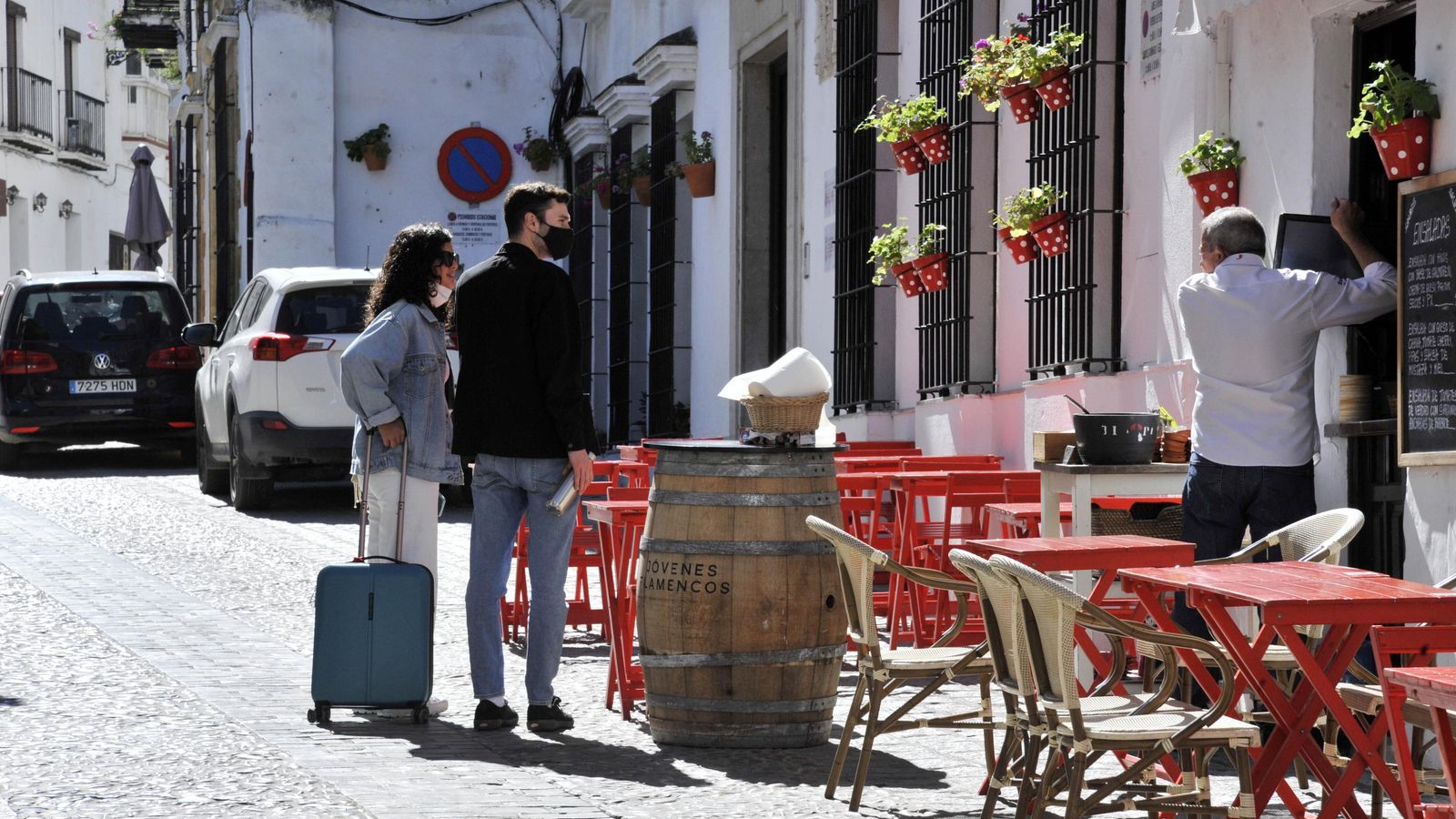 Varias personas con maletas este sábado en Arcos