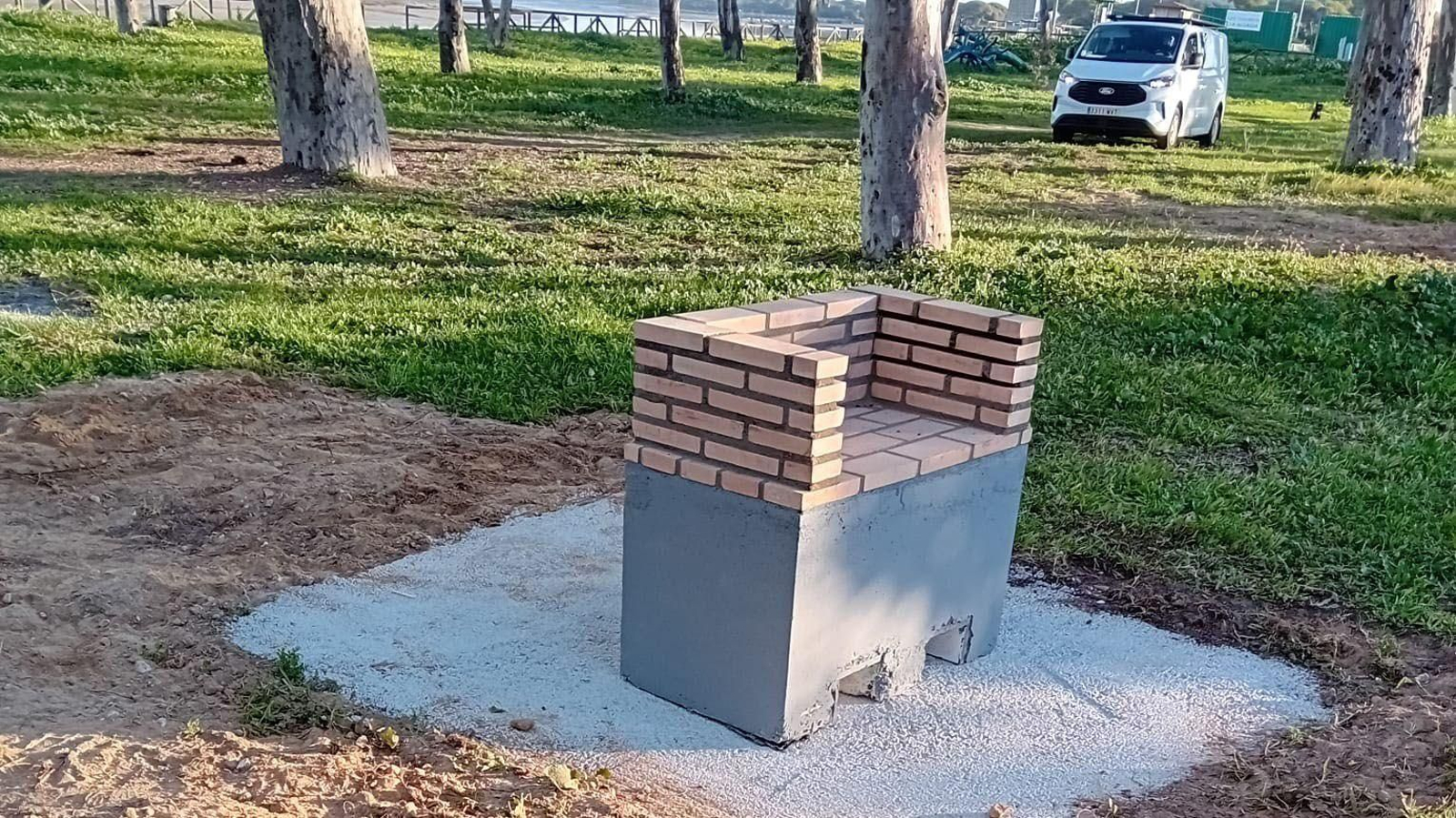 Una de las barbacoas instaladas en el Río San Pedro