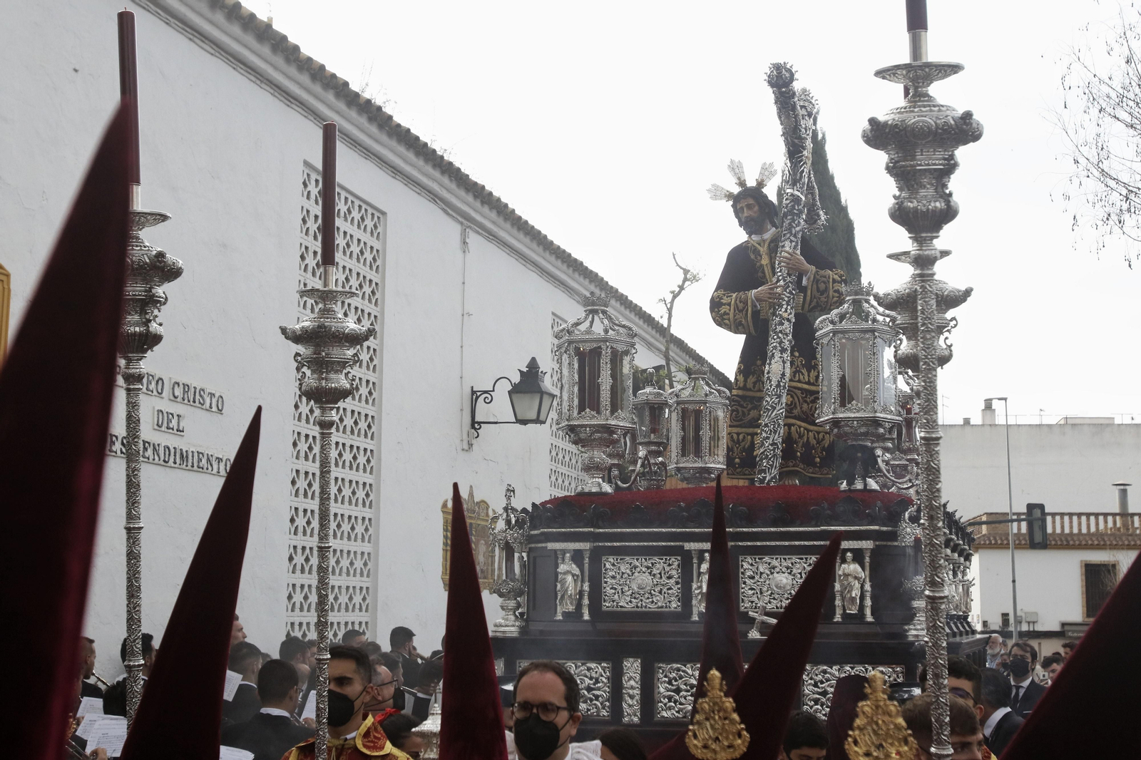 Lunes Santo en Córdoba: La procesión de la Vera-Cruz, en imágenes