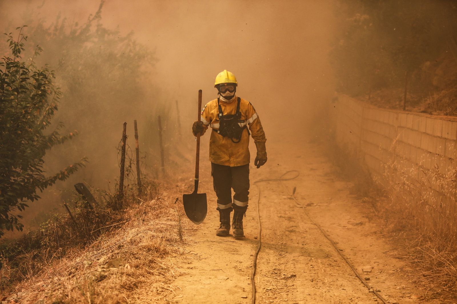 Un bombero en la extinción de un incendio forestal