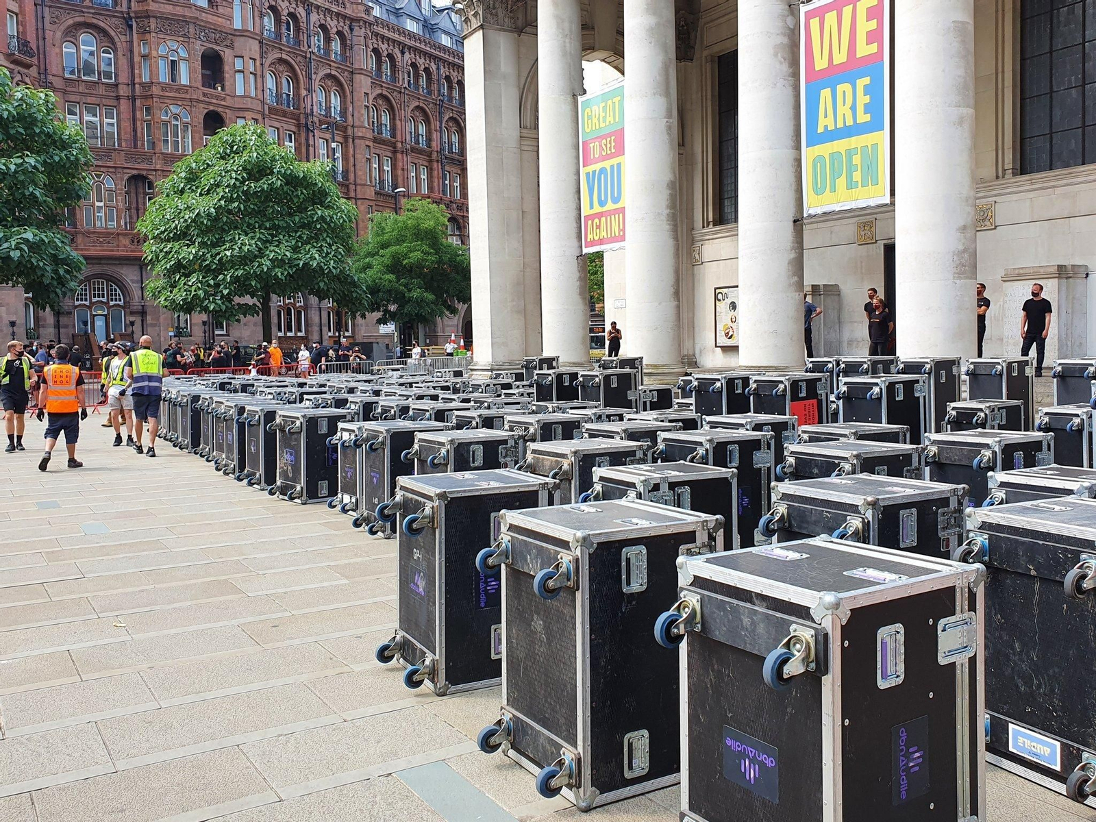 Decenas de cajas de instrumentos en señal de protesta.