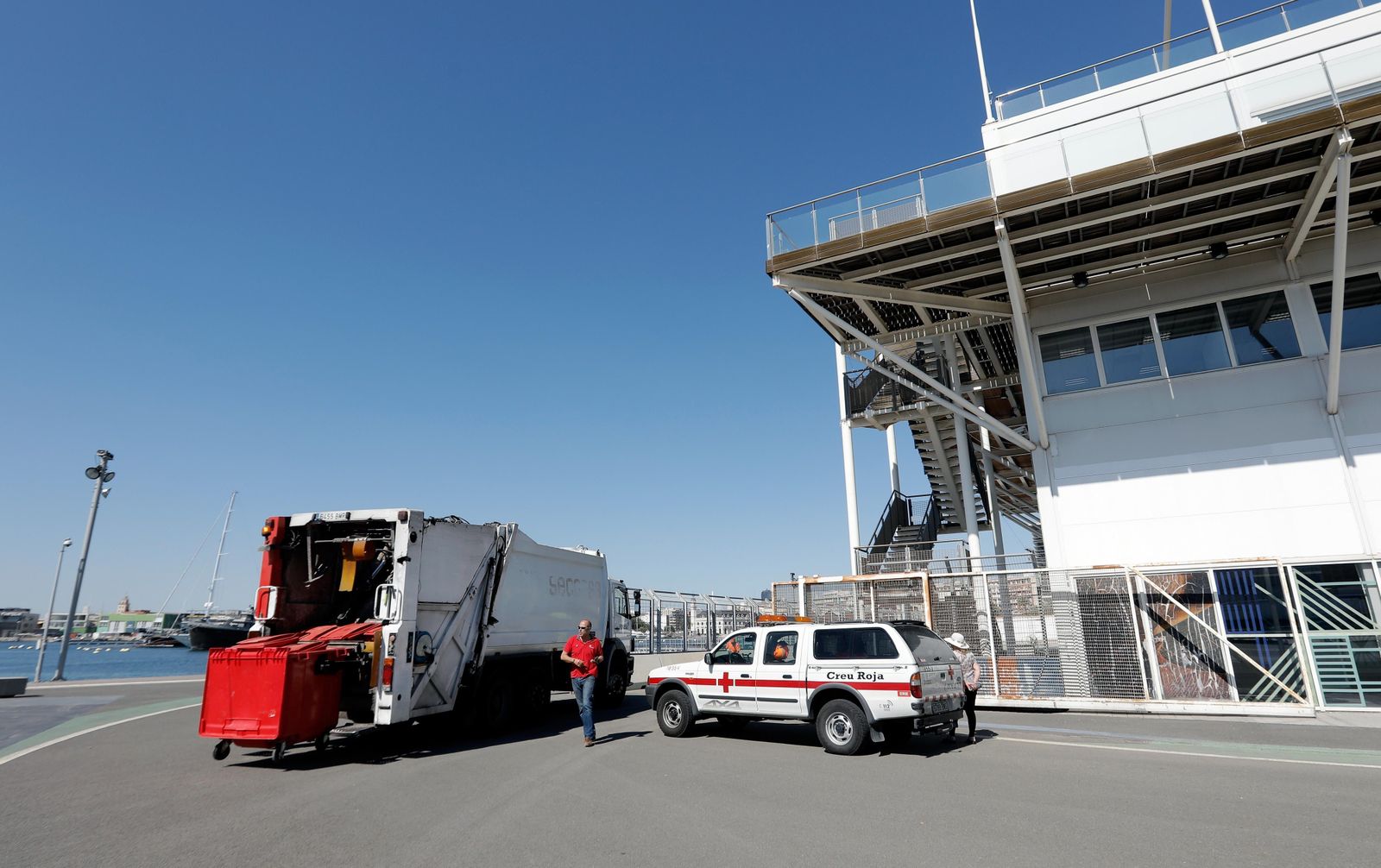 Un equipo de Cruz Roja prepara el dispositivo de atención a los tripulantes del 'Aquarius' en el puerto de Valencia.