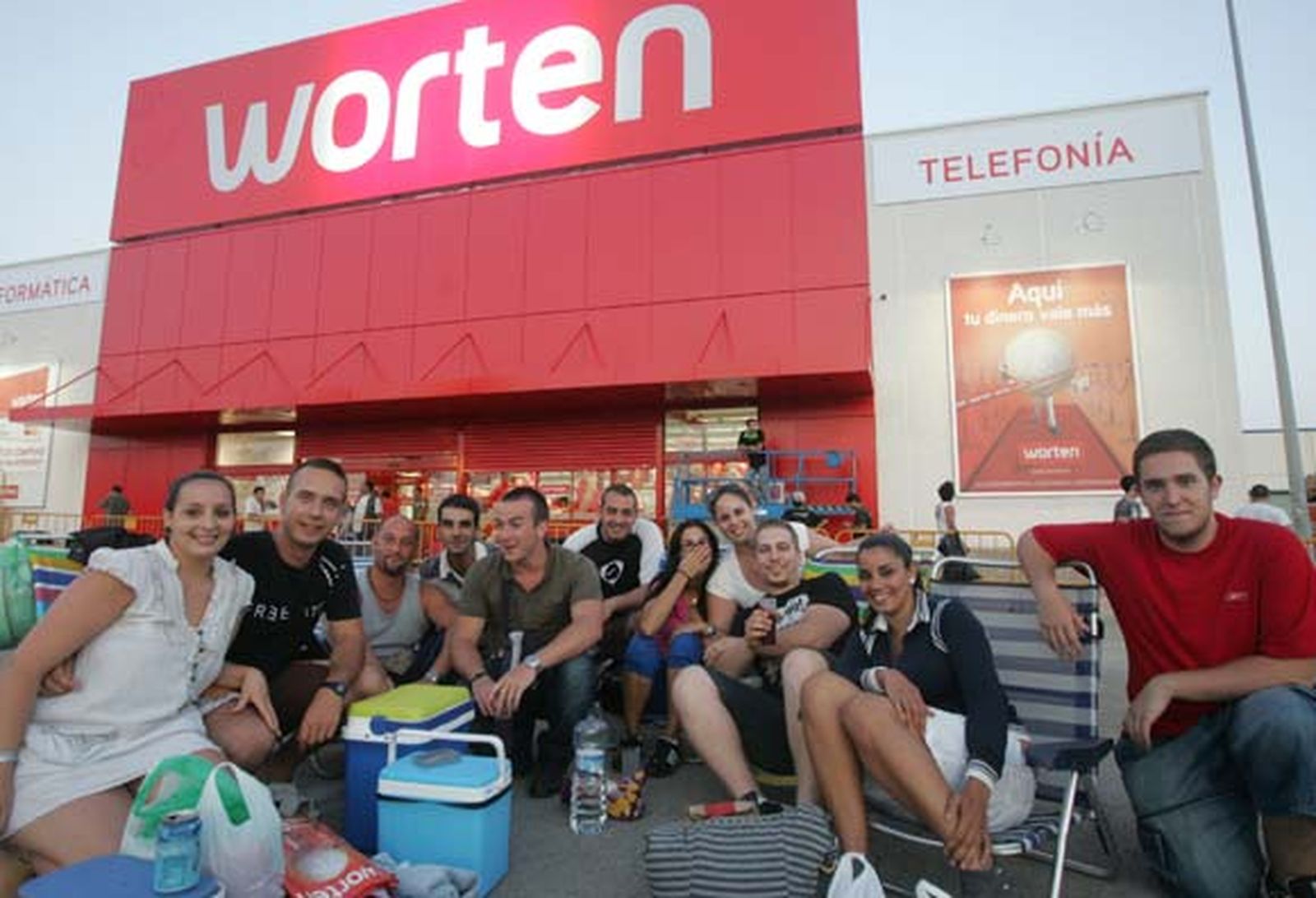 Multitud de personas se agolparon a las afueras de las instalaciones a la espera de la apertura de la nueva tienda Worten instalada en Las Marismas, en la localidad de Los Barrios

Foto: Vanessa Perez