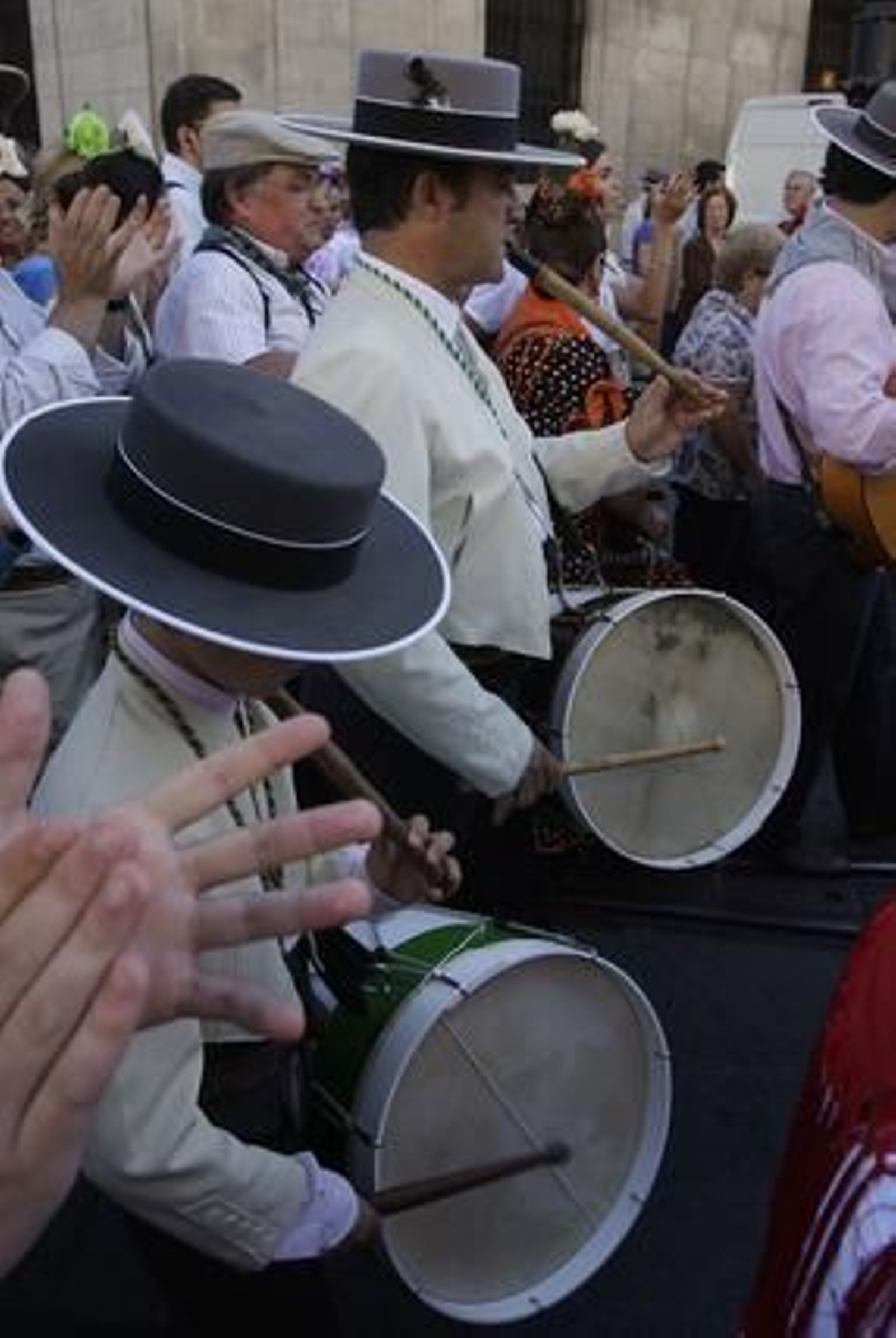 Cientos de sevillanos despiden a la última hermandad de la capital en partir hacia la aldea almonteña  Foto: José Ángel García