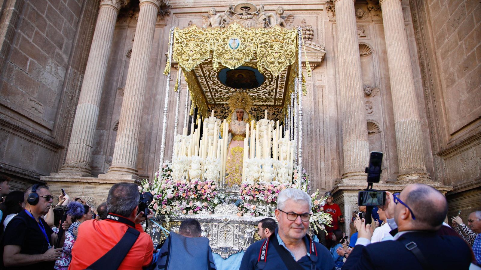 Vea la salida de la Hermandad de Los Ángeles de la Catedral de Almería