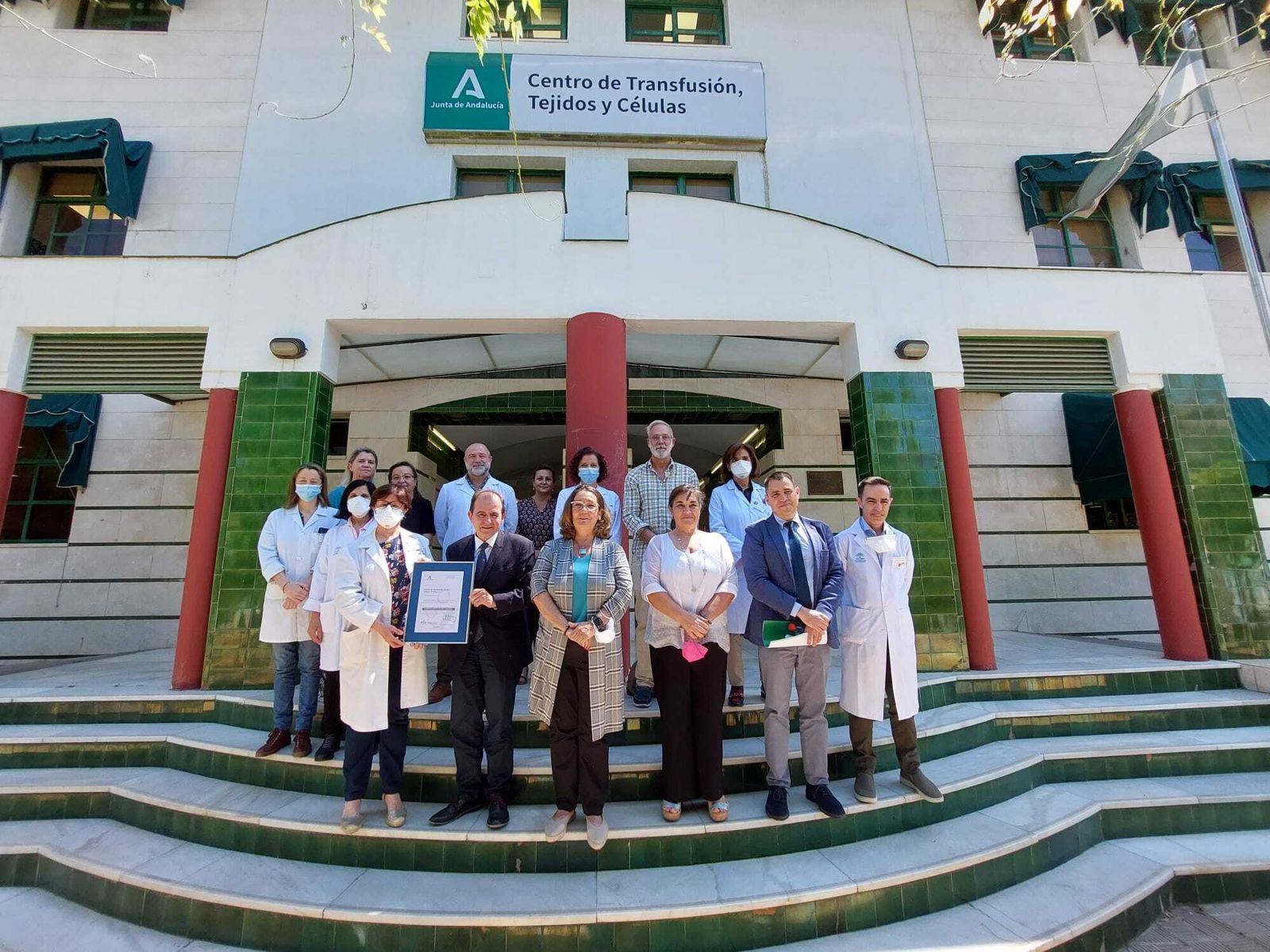La delegada territorial de Salud y Familias en Sevilla, Regina Serrano, en el centro junto a los responsables del servicio que han hecho posible esta nueva certificación.