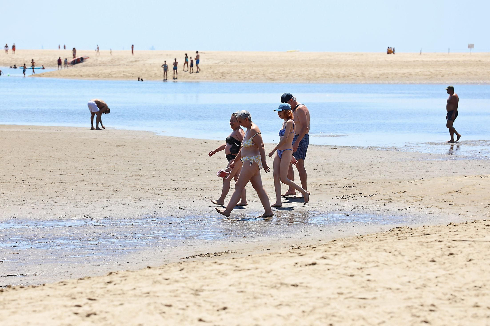 Ambiente en las playas de Huelva en la mañana de domingo